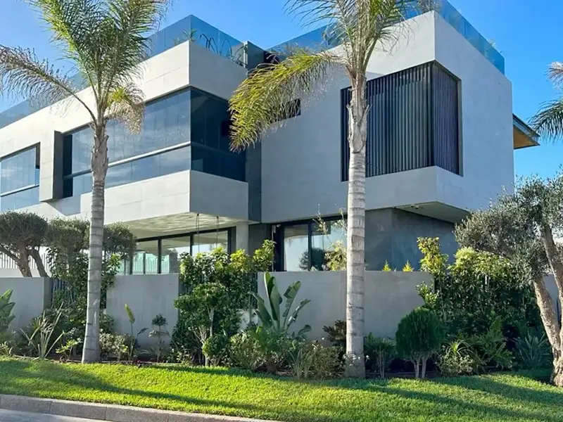 Invisible Corners in Balcony